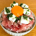 「生ハム」×「クリームチーズ」の組み合わせがたまらなく美味しそう!簡単お手軽な丼ものレシピ!