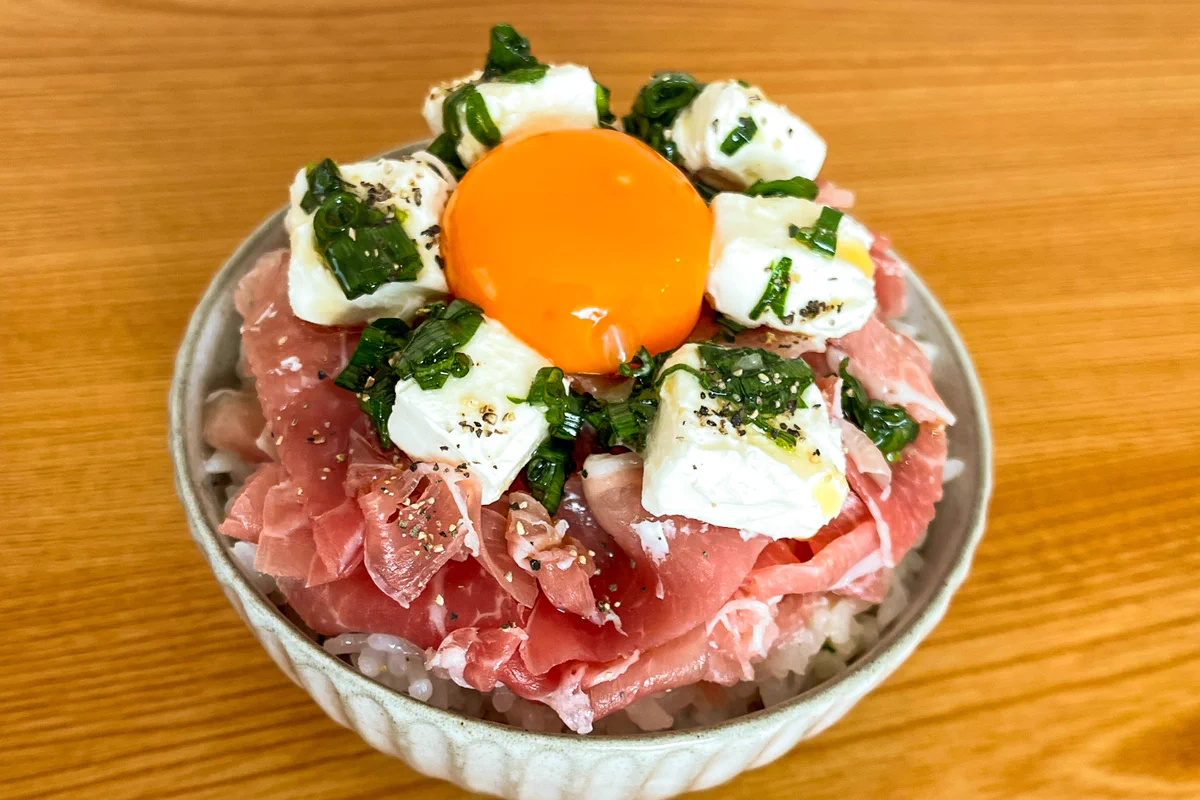 「生ハム」×「クリームチーズ」の組み合わせがたまらなく美味しそう！簡単お手軽な丼ものレシピ！