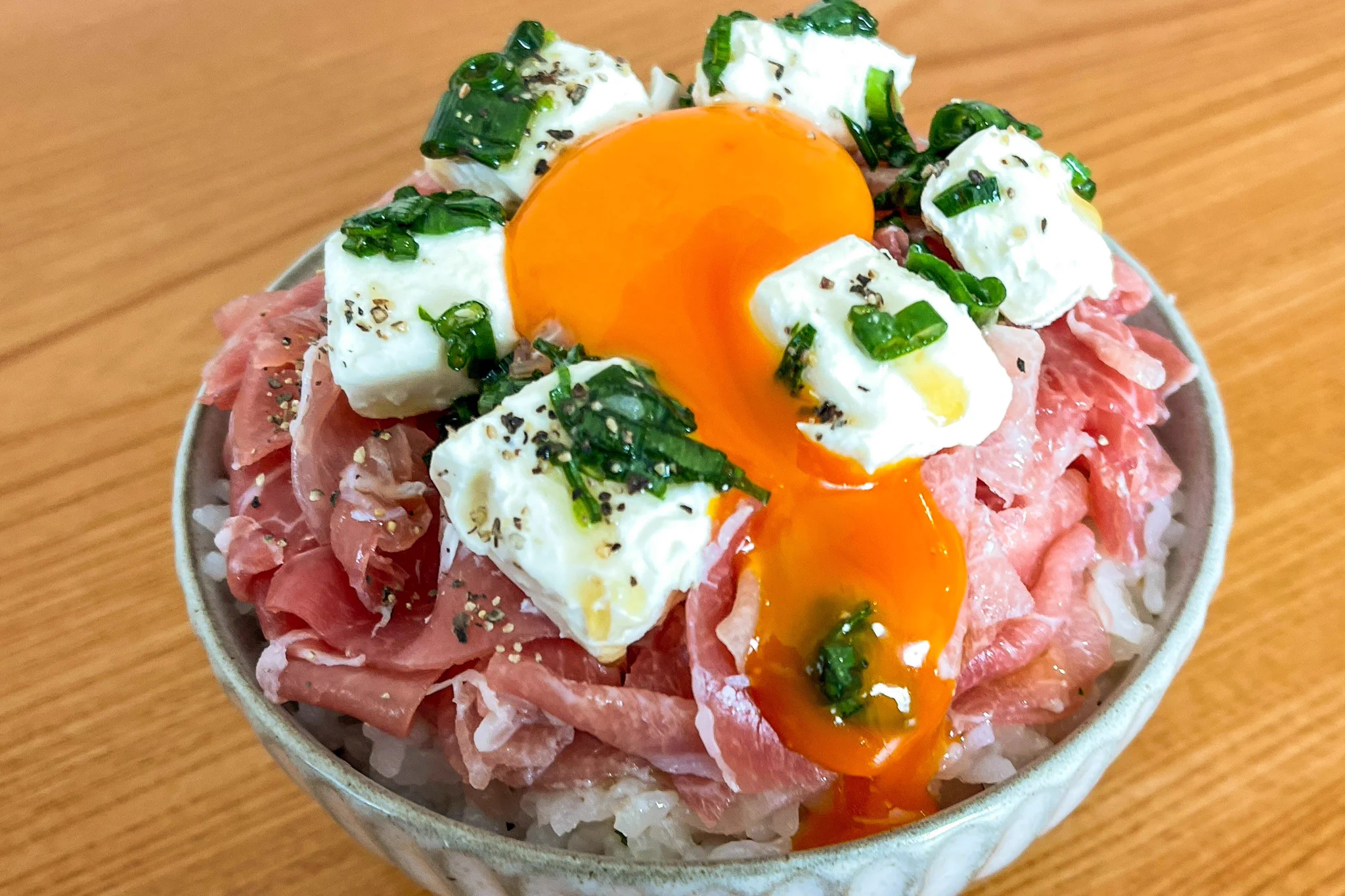 「生ハム」×「クリームチーズ」の組み合わせがたまらなく美味しそう！簡単お手軽な丼ものレシピ！