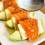 見た目ヨシ、味ヨシなおつまみ。「アボカドとチーズのサーモンぎょうざ」