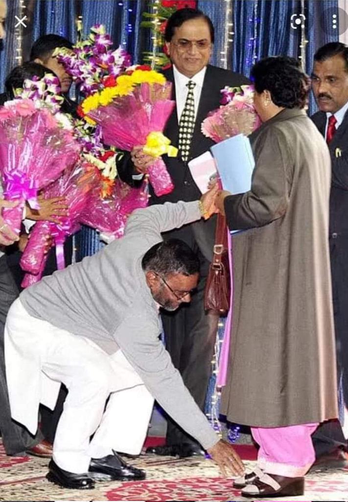 जब पांव के जूते तक पहुंच कर पैर छूते थे और मायावती जी के सामने जमीन पर बैठते थे तो बहुत सम्मान था और वहां मुख्यमंत्री के बगल कुर्सी मिलती थी तो सम्मान नही था?समानता के आधार पर सम्मान मिलता था तो वह बेकार था?संकीर्ण संकीर्ण ही रहेगा।
