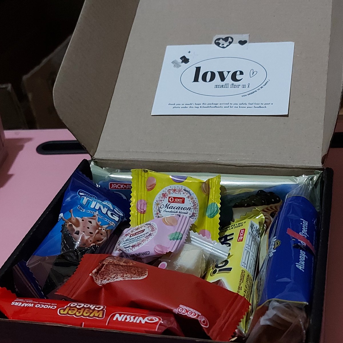 kopiminari's tweet photo. huhu now ko lng naipost since hinahanap ko kung sino nagsend neto sakin pero sabi ayaw daw magpakilala pero ayun huhu thank u so much sa pag-appreciate sakin as your consol ! thank u so much din kay @mincloudz for preparing this <3
β #cloudzfeedbacks https://t.co/t1O0KELnMO
