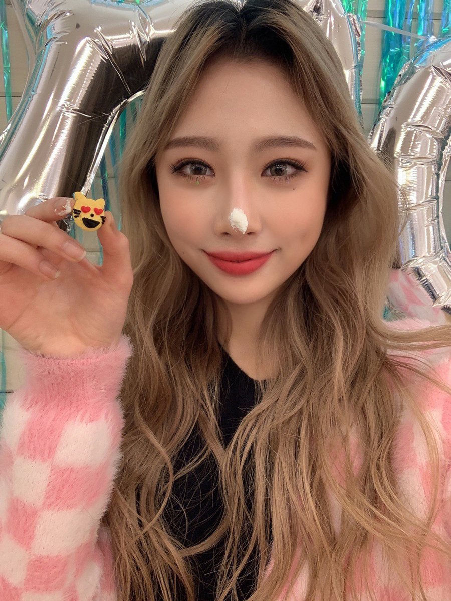 HOTISSUE_S2's tweet photo. [#예원] 할룽 슈어~ 저의 19살 생일을 너무 행복하고 특별하게 만들어주신 우리 멤버들과 슈어 정말 고마워요💗
감동적인 하루였고 꿈같은 하루였어요🍀😍
그리고ㅎㅎ 내년 생일엔 울지 않아볼게용 랑뷰 my sure😆💗🌸 https://t.co/aamBzIqk1O