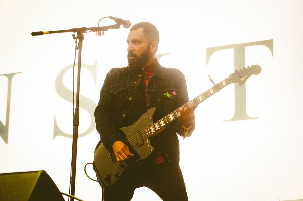 Kar_smith's tweet image. Cuando estoy en el escenario generalmente veo siluetas de cabezas, pero hay noches que decido ver las caras, me he encontrado con caras interesantes, caras raras, caras bonitas, caras tristes, expresiones inexplicables.. a veces le canto todo el show a alguien random,