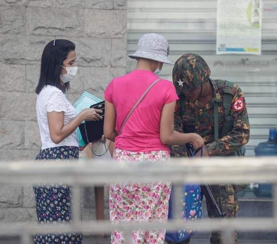 Nandar85526889's tweet photo. In #Yangon, a civilian who returned from Work with motorbike was arrested the Military Council,ordered him to wear military uniform and to hold the gun without magazine and forced him to patrol in the city, a Media source said.#2022Jan12Coup #WhatsHappeningInMyanmar https://t.co/KKNXR4hI1W
