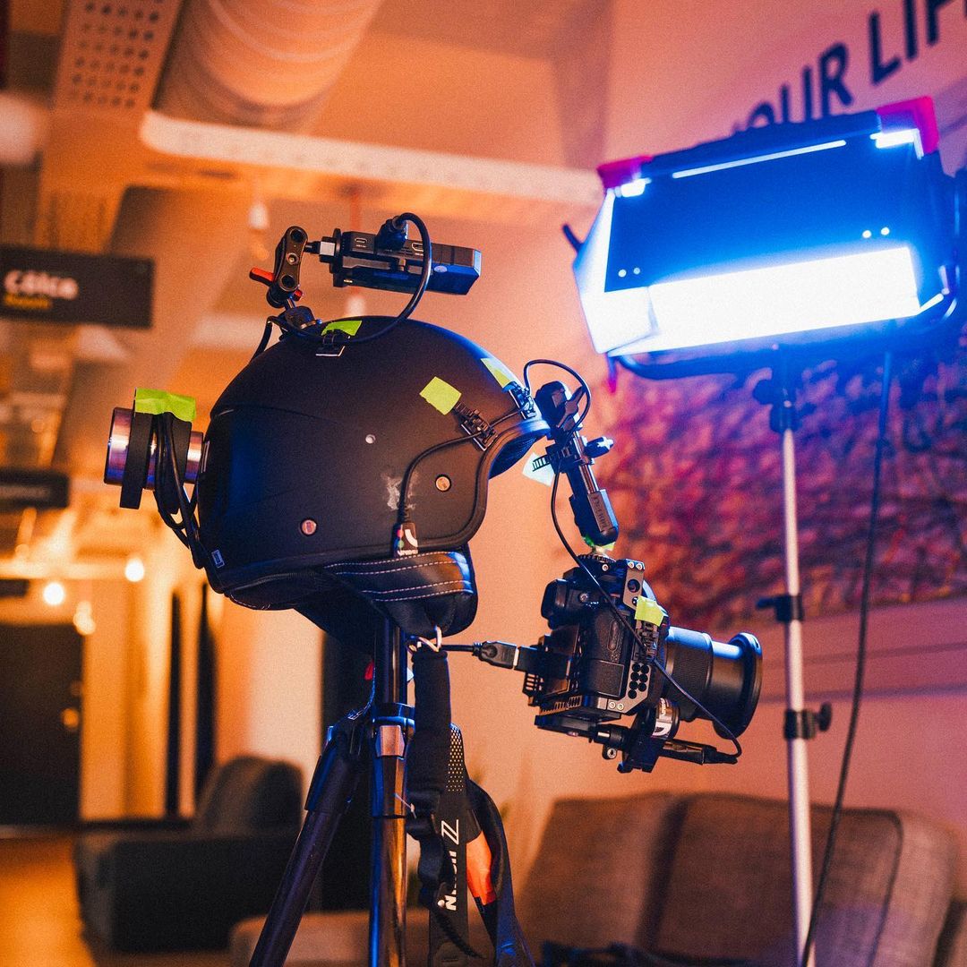 Hollyland_Tech's tweet photo. Building the cinematic POV for an upcoming shoot. 

@nikonusa Z6 con 14-30
@hollyland Mars 300 pro + @Apple iPhone per cliente
@smallhd Focus 7
@tiltamax Wireless Focus Control
@rodemic

-📸credit: Aldo Ricci

#hollylandtech #hollyland #hollyview #traipler #pov https://t.co/ig5VBVZ6aS