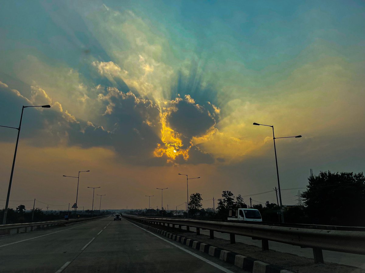 vcha29's tweet photo. Often on the road we miss the most mesmerising scenic beauty above us…
#beautifulsky #randomclicks https://t.co/IrTj5A9Jc3
