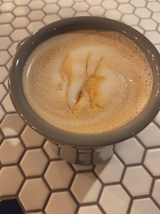 友達のカフェ店員がラテアートしてくれた。 これ何？って聞いたら食い気味に「まんすじ」って言われた。 すごくやだ。  あけましておめでとうございます。 https://t.co/Syw68PN7hs