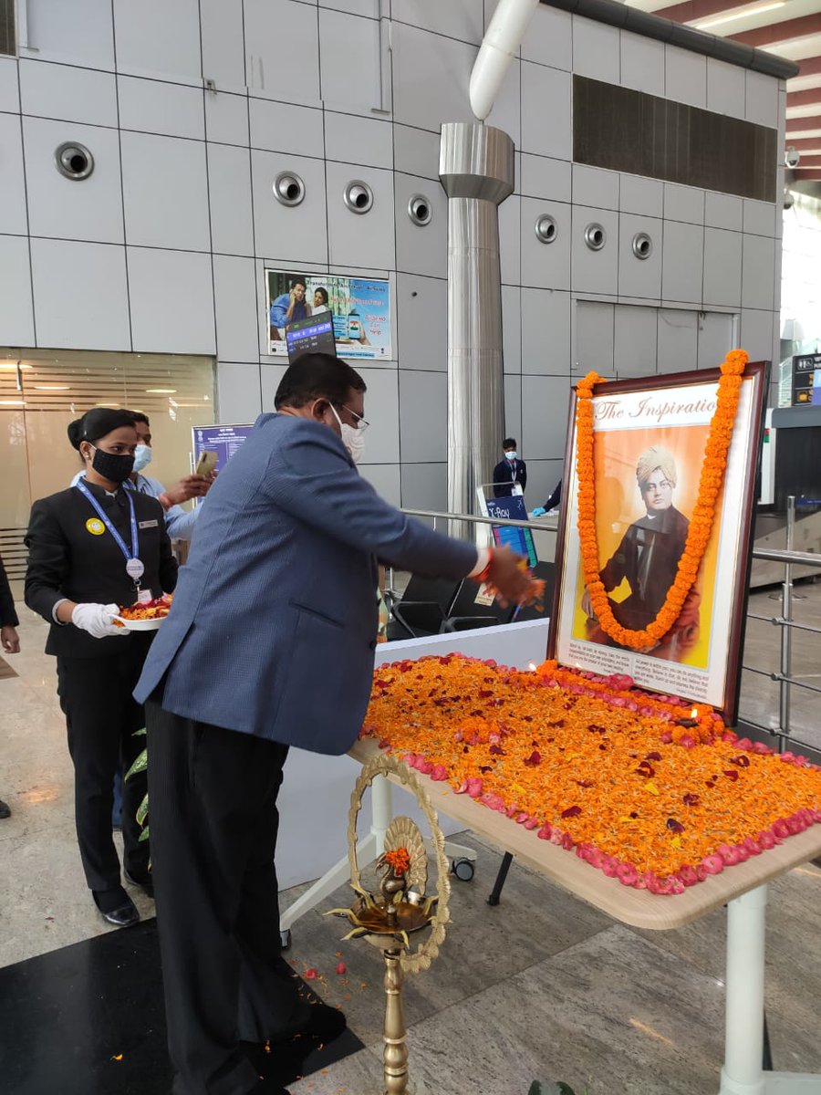 aairprairport's tweet photo. राष्ट्रीय युवा दिवस पर स्वामी विवेकानंद एयरपोर्ट✈️✈️✈️ रायपुर पर केंद्रीय राज्य मंत्री श्री फग्गन सिंह कुलस्ते और सांसद श्री संतोष पांडे द्वारा एवं प्रांगण में स्थित स्वामी विवेकानंद की मूर्ति प��� टीम रायपुर की ओर से एयरपोर्ट डायरेक्टर ने पुष्पांजलि दी💐💐💐। https://t.co/DfBSUNy6dy
