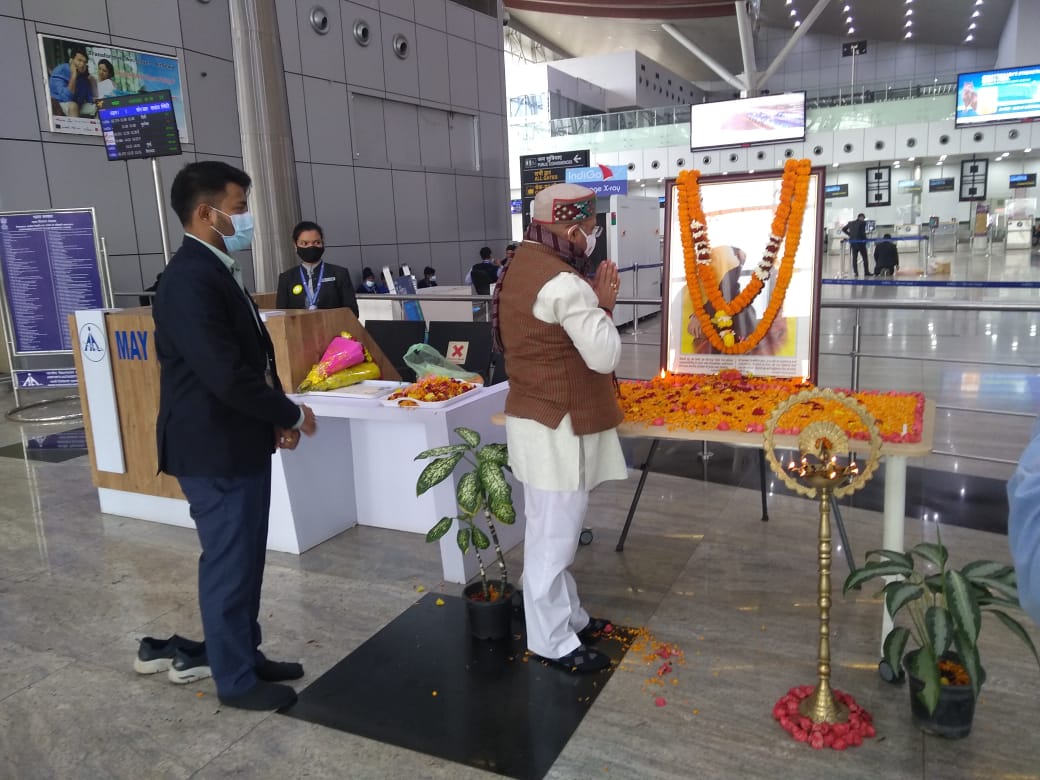 aairprairport's tweet photo. राष्ट्रीय युवा दिवस पर स्वामी विवेकानंद एयरपोर्ट✈️✈️✈️ रायपुर पर केंद्रीय राज्य मंत्री श्री फग्गन सिंह कुलस्ते और सांसद श्री संतोष पांडे द्वारा एवं प्रांगण में स्थित स्वामी विवेकानंद की मूर्ति प��� टीम रायपुर की ओर से एयरपोर्ट डायरेक्टर ने पुष्पांजलि दी💐💐💐। https://t.co/DfBSUNy6dy