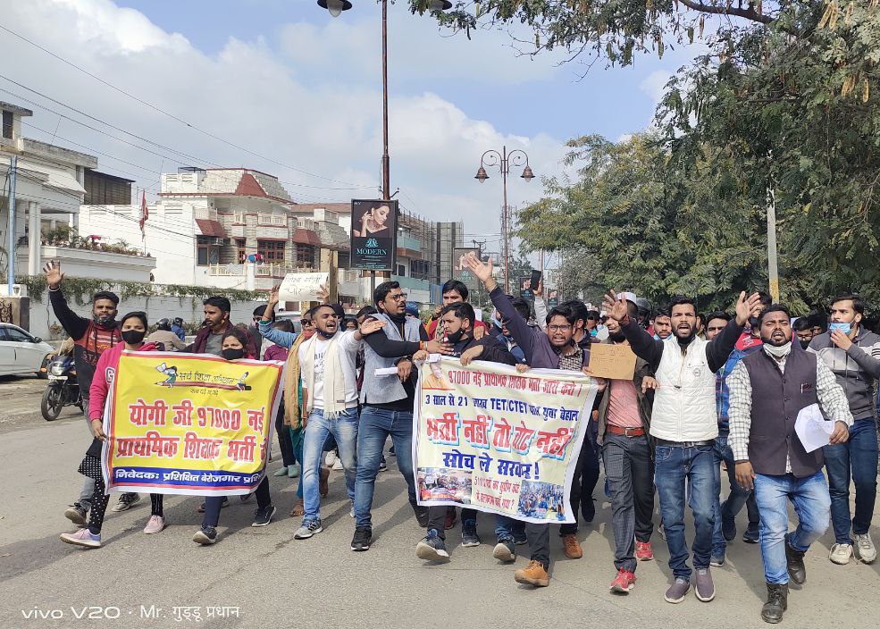 yadavalok00's tweet photo. जो पार्टी अपने घोषणा पत्र में पहली कैबिनेट बैठक में 97 हजार प्राथमिक शिक्षक भर्ती देने का वादा करेगी, उस पार्टी को 21 लाख deled+BEd परिवार का समर्थन मिलेगा #97kPRT_IN_UP_MANIFESTO
@sirakashdwivedi @Aamitabh2 @Archana867221 @JagratiKomal @DwivediRituja @singh_095 
@CHAUBEYABNEESH https://t.co/oebJgIWzgM
