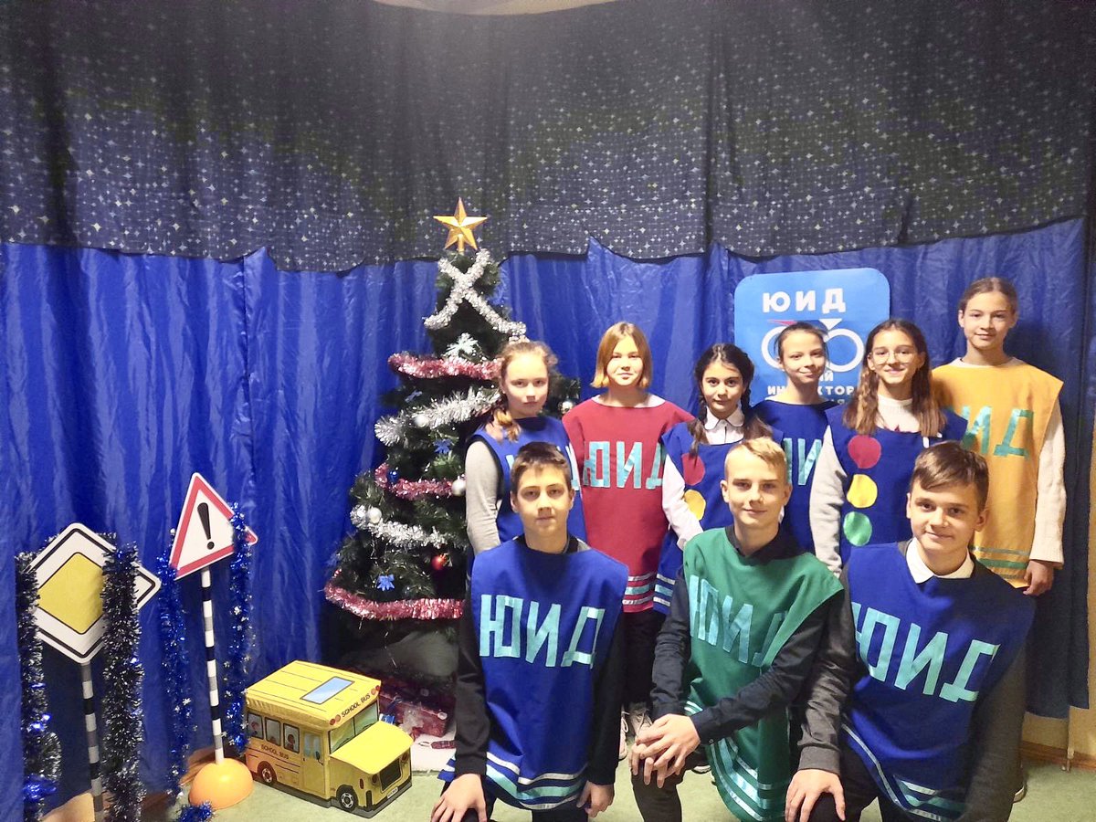 Поздравляем команду гимназии 133 с третьем местом (3 место) в городском конкурсе- фестивале ЮИД « Родители и я  - юидовская семья! Молодцы! vk.com/wall-159876603…