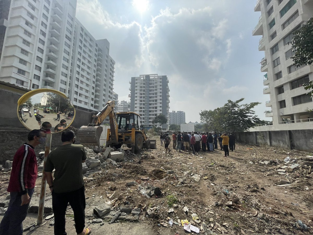TeerthTowers's tweet photo. Residents expressing concerns to Officials #SOS @CMOMaharashtra @PawarSpeaks @PuneCityPolice @supriya_sule @bb_thorat https://t.co/5jEqCbOjHa
