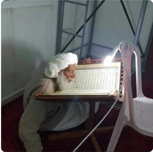 بعيدا عن ضجيج الحياة 
القرأن الكريم راحة نفسية لا يشعر بها 
الا من يقرأ القرأن دائما ❤️
و أختم حياتنا بالقرأن ...يالله 🤲
#فريق_مجاهدون