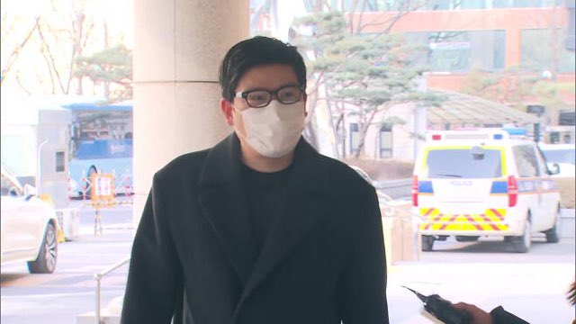 D_T_Monitoring's tweet photo. <서울서부지법 형사6단독 김성대 부장판사: 피고인은 작곡자라 했는데 케이팝 작곡가냐, 어떤 작곡가냐/혹시 우리가 다 아는 곡 중 대표곡이 있냐/나도 음악 좋아하는 편인데 그래서 물어봤다/좋은 곡 많이 만들라>

김성대 판사가 피고인 “정바비”에게 한 말. 법정에는 피해자 유족도 있었습니다. https://t.co/WuQghzdoDD