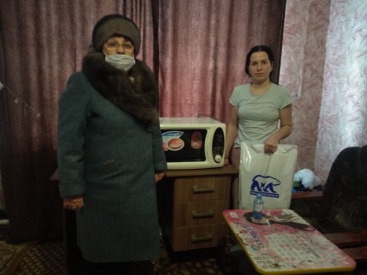 Забота о людях, нуждающихся в особой поддержке, - приоритет в деятельности депутата Госдумы. Местные обществ. приёмные «ЕР» здесь нам в помощь. В.А. Андрух одна воспитывает 3 несовершеннолетних детей. Микроволновка - рождественский подарок многодетной семье. #ЕР37  #ЕРпомогает