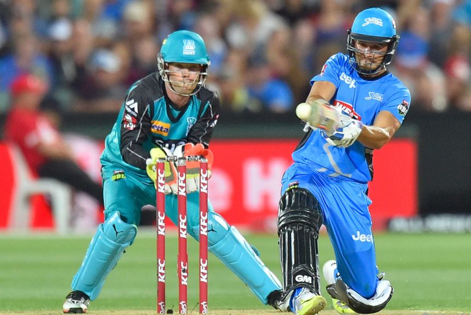 FlashCric's tweet photo. TEAMS
HEAT: Lynn, McSweeney, Pfeffer, Duckett, Heazlett, Lehmann, Bartlett, Prestwidge, Kuhnemann, Guthrie, Ur Rahman.
STRIKERS: Short, Hunt, Weatherald, Wells, Kelly, Scott, Rashid, Nielsen, Thornton, Siddle, Conway.
LIVE:
👉https://t.co/fs7PvfigeX👈
#HEAvSTR|#BBL11
📷: AFP https://t.co/m9uuCXzAaS