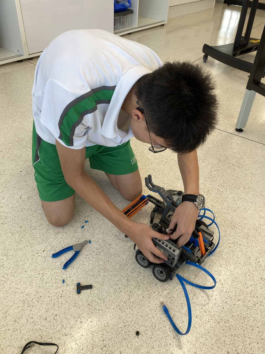 Oliver Pennington (@doitbydesign) on Twitter photo Troubleshooting the robot because it’s having trouble shooting 🤖 🤣 <a href="/versoschool/">VERSO International School</a> #vexrobotics #STEMeducation <a href="/dailystem/">dailySTEM Chris Woods</a> Troubleshooting the robot because it’s having trouble shooting 🤖 🤣 <a href="/versoschool/">VERSO International School</a> #vexrobotics #STEMeducation <a href="/dailystem/">dailySTEM Chris Woods</a>