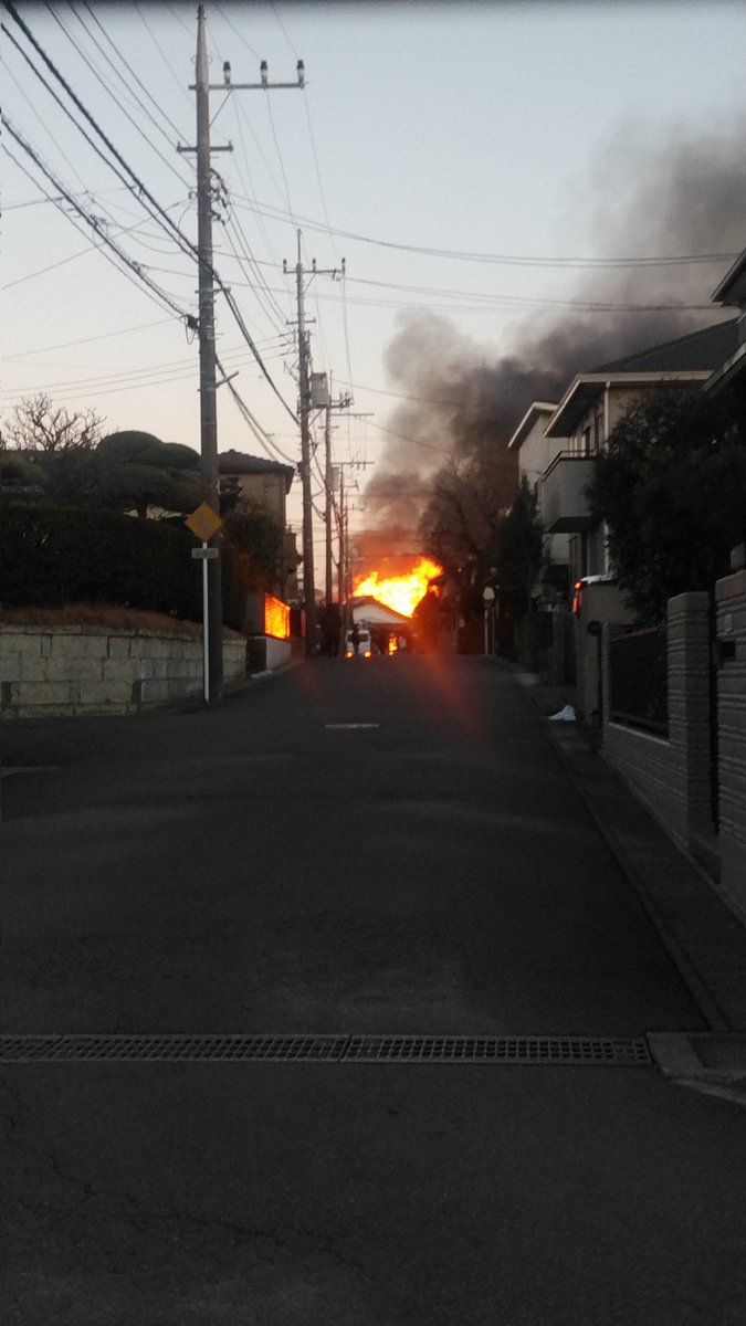 ce_shima's tweet photo. 船橋市二宮付近で火事あり‼️
こんなに燃えてるのに今消防のサイレンが😅💦‼️ https://t.co/vavig6yLPy