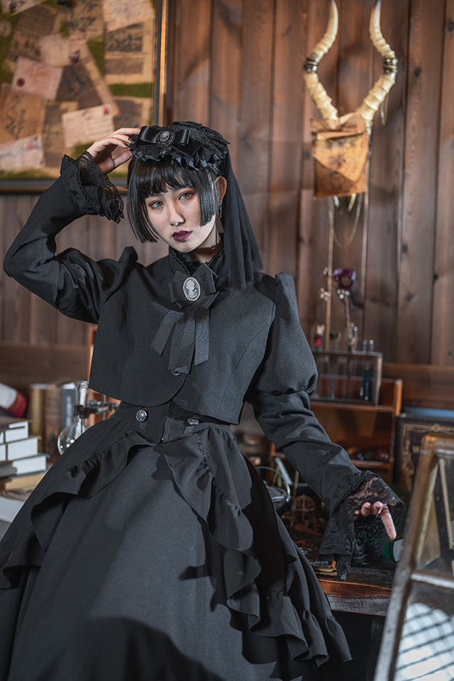 mihomatsuda's tweet photo. 🌑black moon🌑

1月中旬発売
ショットジャケット・レオナ　19,800円
カラー/黒、サイズ/S、M、L
https://t.co/WqKh1xpFiM

@___tsukiko__ 
#MIHOMATSUDA https://t.co/f1fYiPfztz