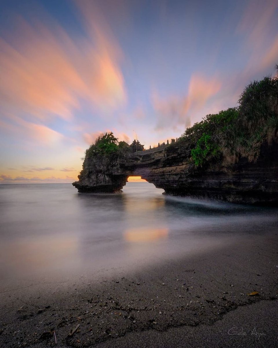 Our upcoming weekend recommendation ✅ 

Put Batu Bolong Beach on bucket list to visit during your trip to Canggu. Well-known as a sandy beach with one of the best spots for surfing and sunset watching in Bali. 

📸 @gde__aya