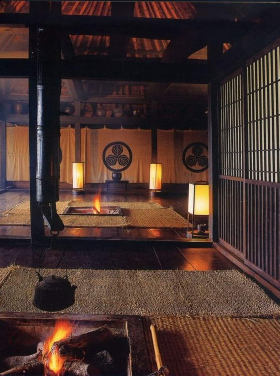 RoxyRosaliaR's tweet photo. La stanza tradizionale giapponese prende il nome di #washitsu (和室) ed è caratterizzata da pavimento in #tatami, porte scorrevoli shoji o fusuma (utilizzate anche come ante dell’oshiire) e facoltativamente un tokonoma. 

👉🏻 https://t.co/LgEIe1i4Z4