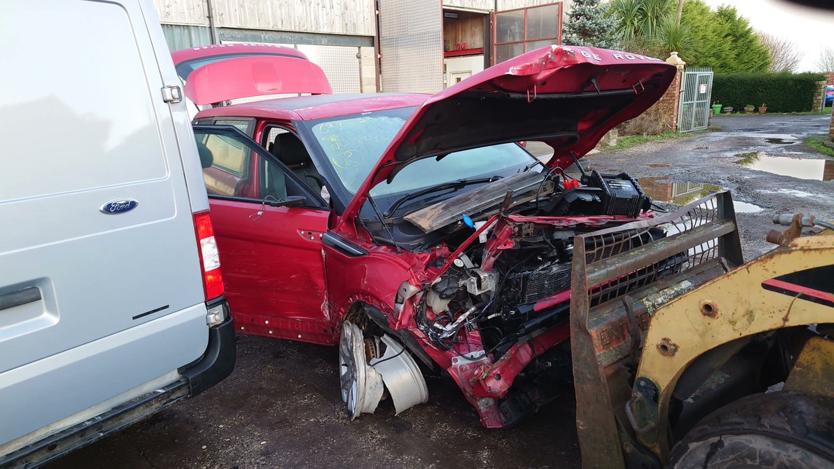 Customer just purchased a Land Rover Evoque, which arrived with no keys. Coded new remote within an hour of customer recieving the car. Vehicle had hand break stuck on and required moving, key worked a treat, not sure if the car ran however.

#landrover #RangeRover #evoque
