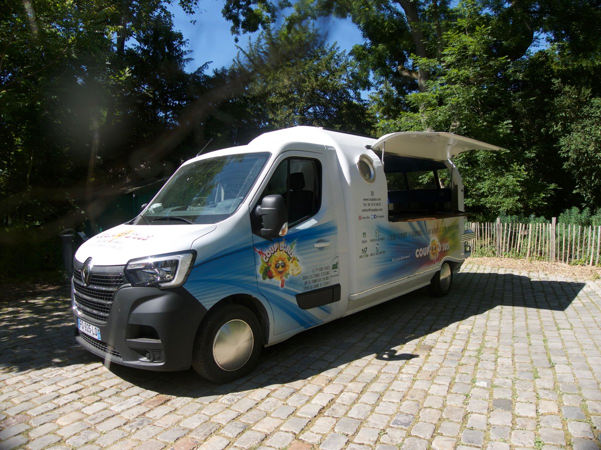 Coupdjus's tweet photo. @LesEchosLEE Une super démarche ! vers laquelle nous tendons aussi 😊 (bon n'a juste pas le même volume que Bënnie😉)
Mais ns avons fait le choix du FoodTruck 
Le 1ier food truck 100% électrique équipé de panneaux solaires, 100% Bio &amp; 100% vaisselle compostable ! https://t.co/7bpbmVVcV0