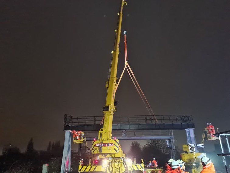 Quattro_Plant's tweet photo. During Christmas the #Qarmy was primed and ready to get to work for @lundyprojects installing signal gantries and Cantilever structures. Have a look at the Quattro AC40 rail cranes deftly place the structures in place in Streatham and Clapham. #sleighinit #AC40 #railcrane #RRV https://t.co/5ZNsq3A7eE