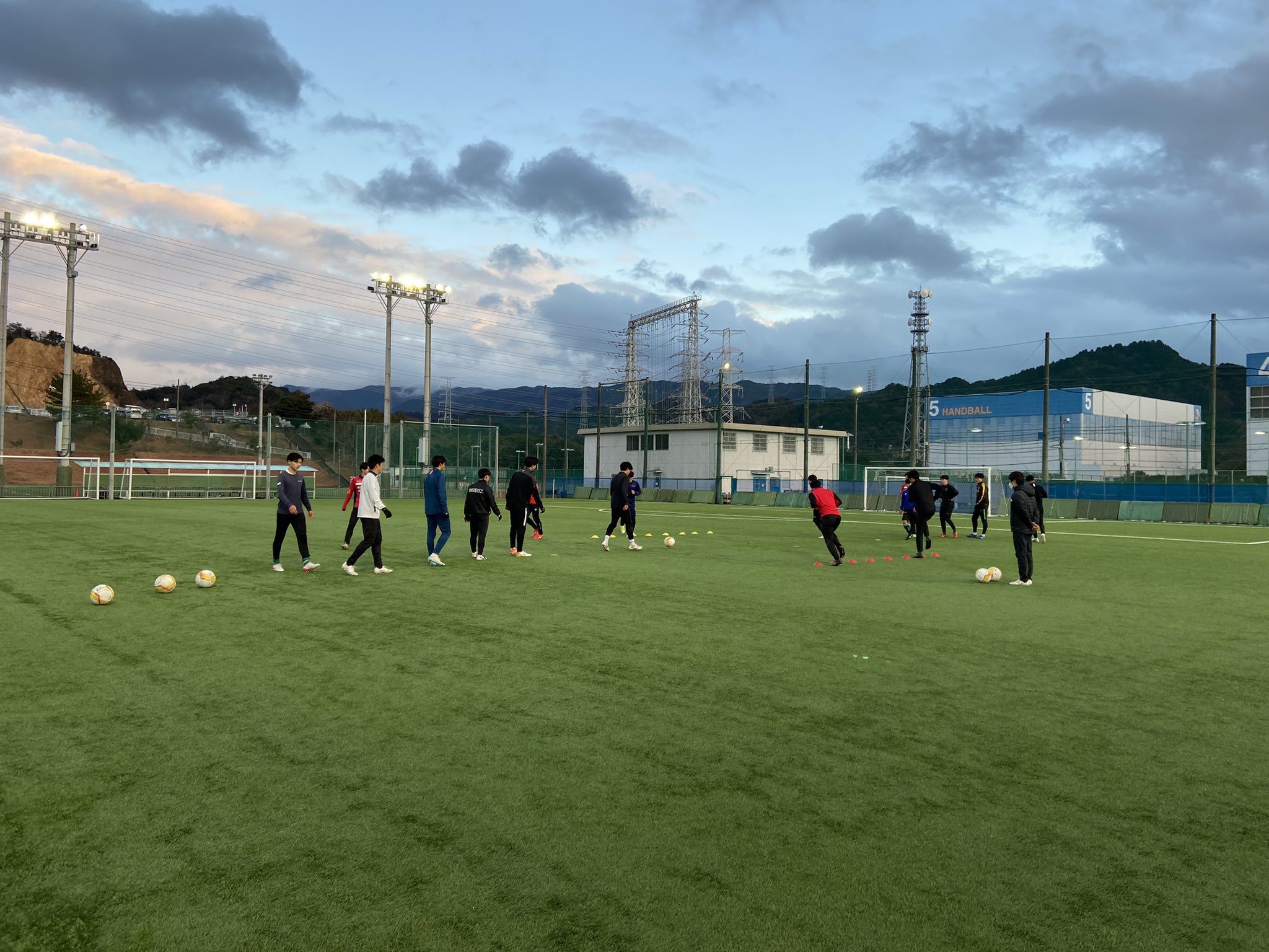 大阪体育大学学友会サッカー部 公式 新年あけましておめでとうございます 本日より人数制限の中 部活動が再開しました 今年は 関西一位奪還 を目標に チーム一丸となって 学生らしく 爽やかに 謙虚に ひたむきに粘り強く戦っていきます