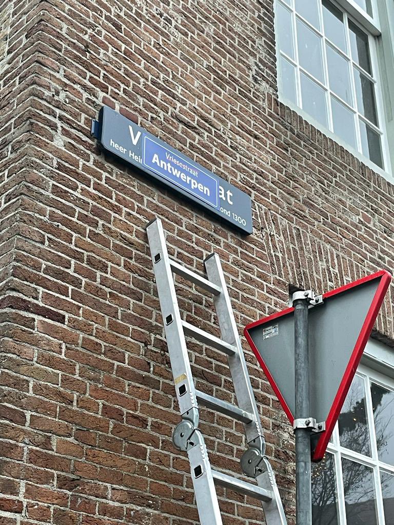 AntoinRTLNieuws's tweet photo. Op dit moment zijn winkeliers de binnenstad van #dordrecht aan het omdopen in ‘Antwerpen’. #lockdown https://t.co/ARBV2qQcfM