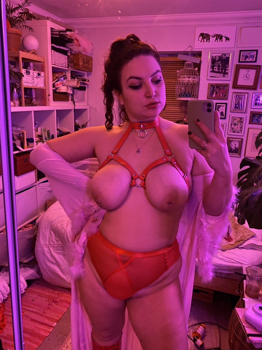 CurvyRedFox's tweet photo. My fat pussy is bursting rn https://t.co/YwoBP8tiiQ