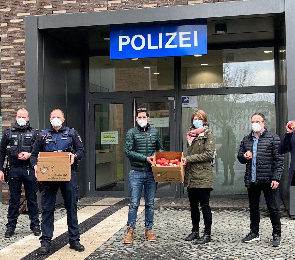 SvenTeuber's tweet image. #Apfeldank von @___eule___ und mir für die #SPDTrier heute mit einem großen #Danke für unermüdlichen Dienst in herausfordernden Zeiten bei der @PolizeiTrier abgeschlossen. Auch hier von ❤️ Danke.