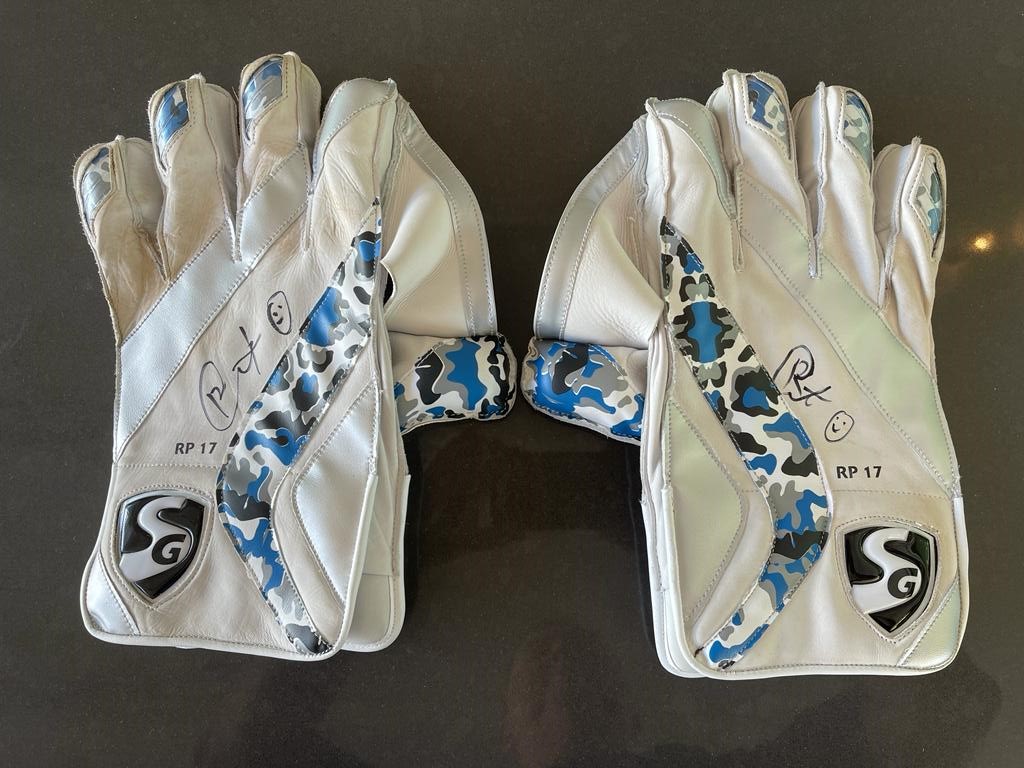 AmdecGroup's tweet photo. A day for the memory books🏏Amdec hosted the Reddam Colts Cricket Team on day 1 of SA vs India at Newlands yesterday. @RishabhPant17 kindly shared some words of wisdom and gifted the aspiring young players a pair of signed gloves @GraemeSmith49 @OfficialCSA @ICC #INDvSA #Proteas https://t.co/LXW9uJor5g