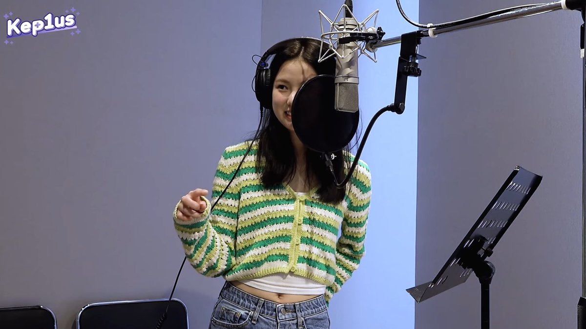 yujinzones's tweet image. 'WA DA DA' recording behind 🖤 

#CHOI_YUJIN #최유진