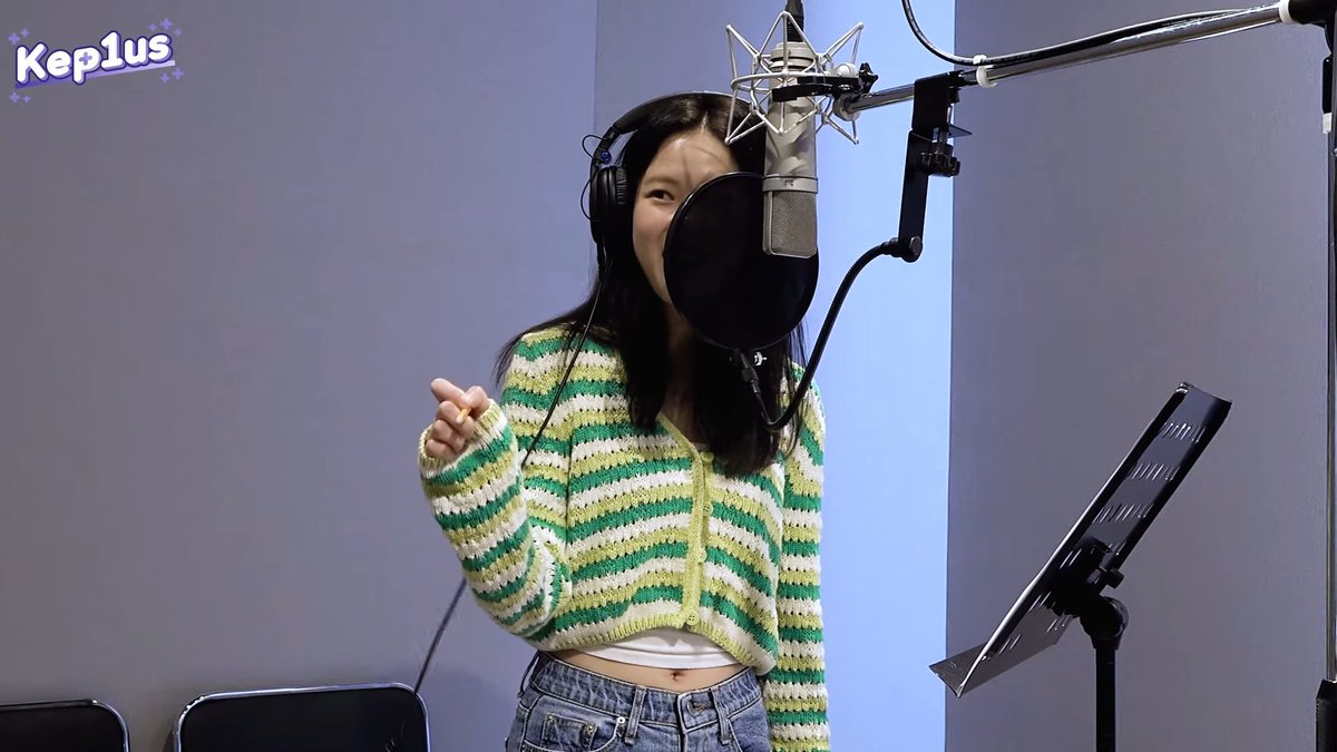 yujinzones's tweet image. 'WA DA DA' recording behind 🖤 

#CHOI_YUJIN #최유진