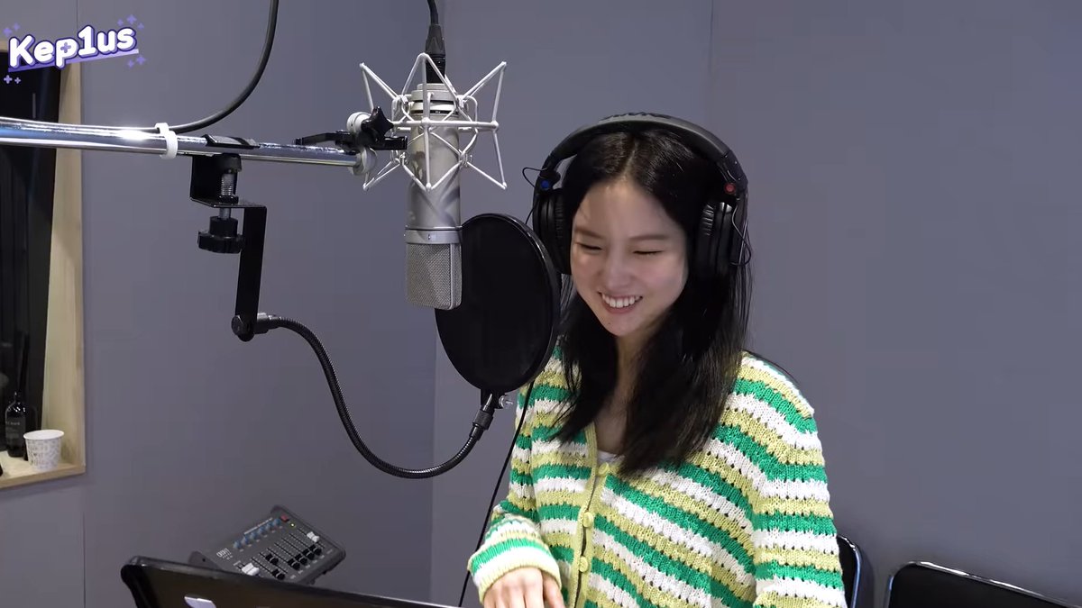 yujinzones's tweet image. 'WA DA DA' recording behind 💜 

#CHOI_YUJIN #최유진