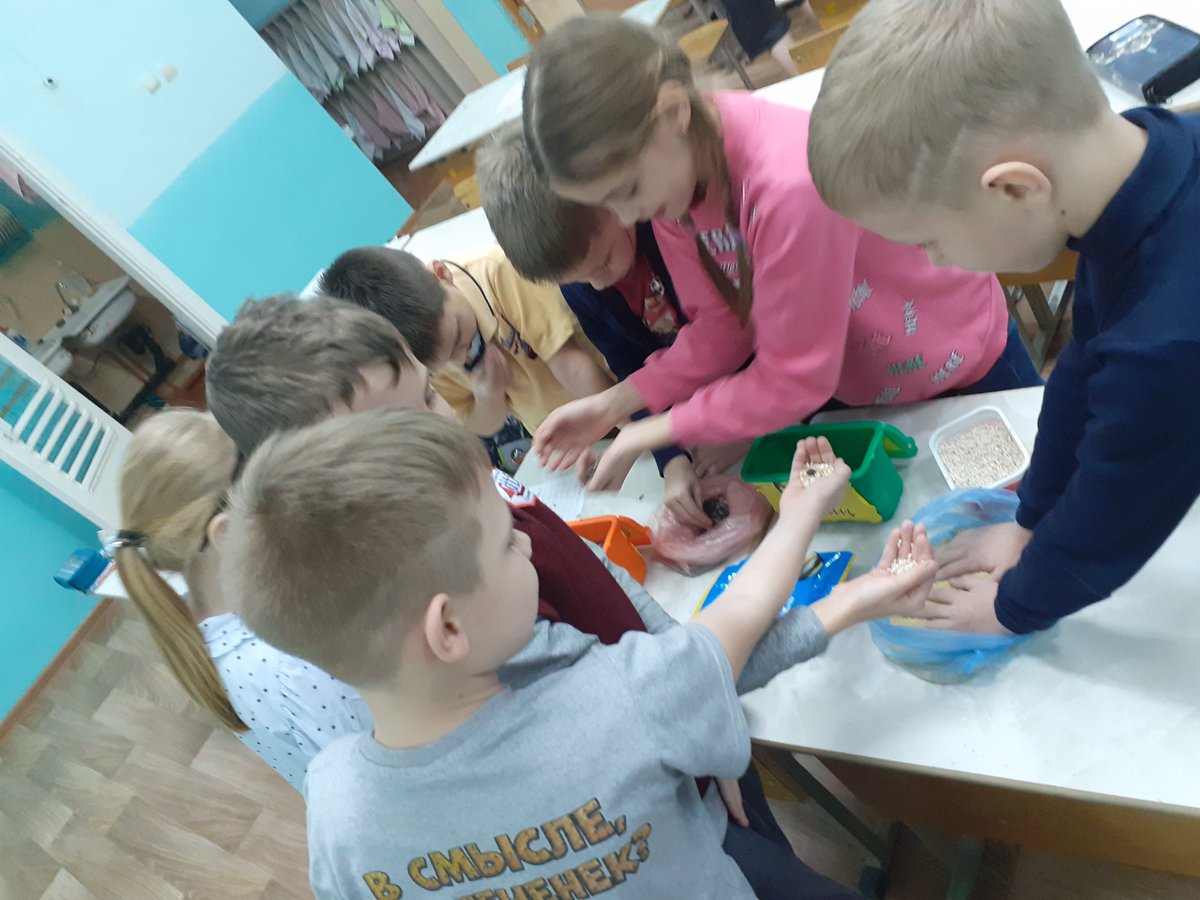 #Птицызимой
Видеолекторий "Чем питаются зимующие птицы"
Не все знают, чем можно и чем нельзя кормить птиц зимой.
12.01.22 учащиеся 1 класса ГБОУ НШ " Гармония" узнали о основной части зимнего рациона птиц.