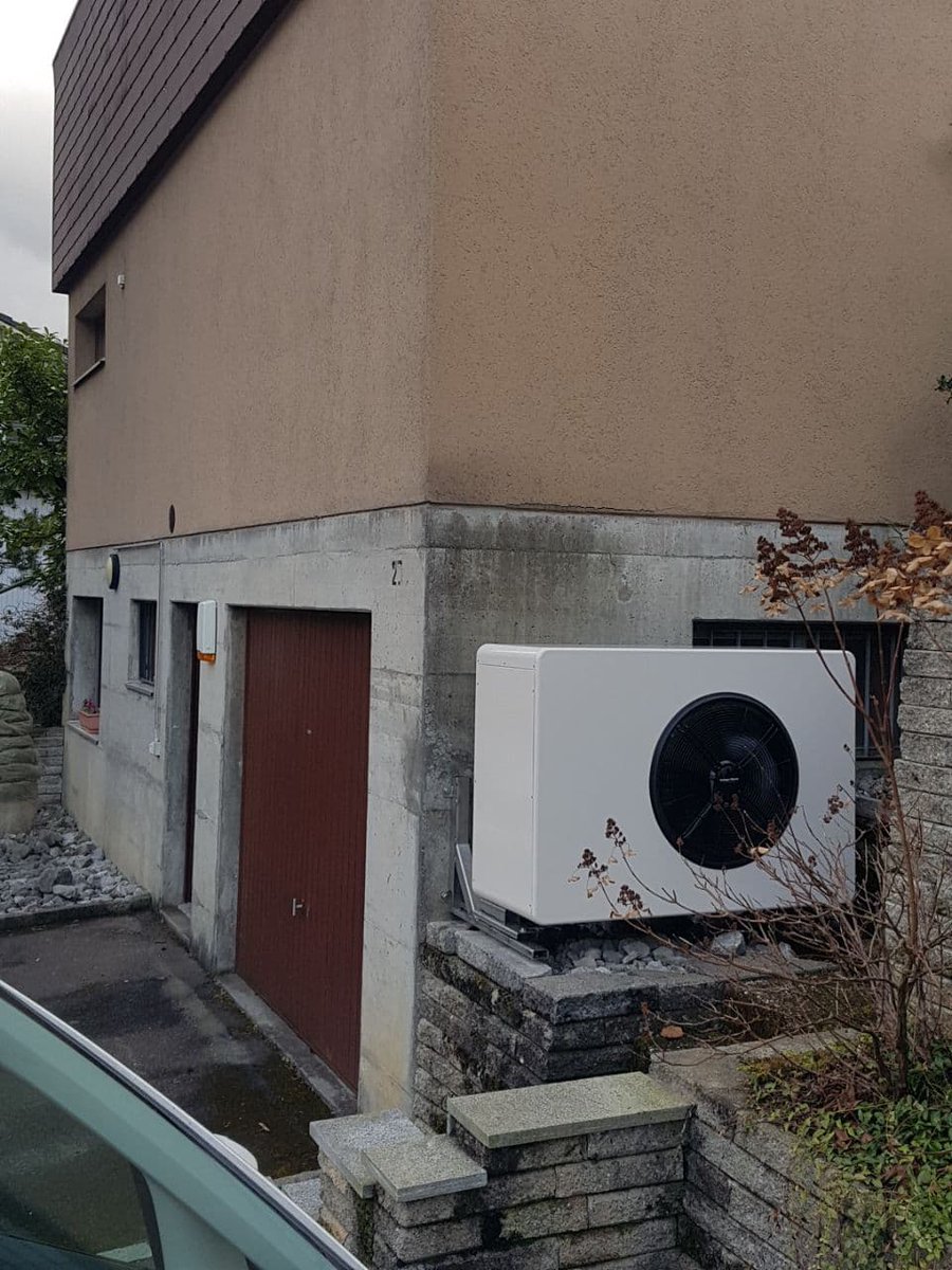 BernSolar's tweet photo. Mitten im Winter gab eine alte #Wärmepumpe bei Minusgraden den Geist auf. Wir konnten helfen mit einer neuen Luft-Wasser-Wärmepumpe von @StriegaTherm. https://t.co/PgiPSzu8Mt wärmepumpe #warmwasser #heizung #luftwasserwärmepumpe #erneuerbareenergien #erneuerbarheizen #erneuerbar https://t.co/6AmQIDwAcc