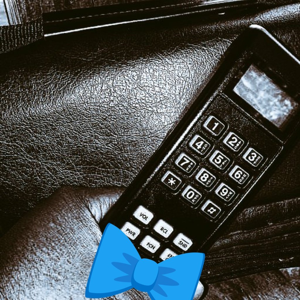 connections_mo's tweet photo. #AtWhatAgeDidUgetYour1stCellphone 
⁉️⤵️
#AtWhatAgeDidUgiveYourChildTheirs⁉️⤵️
[ me age 19 y/o Motorola Bag Phone ]
[ my oldest age 16, reduced to age 11 y/o to the youngest ** wi-fi only ]

#helloMoto #sidekick #Razor #StarTac #Sanyo #LG #RIM #HTCmogul #iPhone #Android https://t.co/EpC1EfTQTc