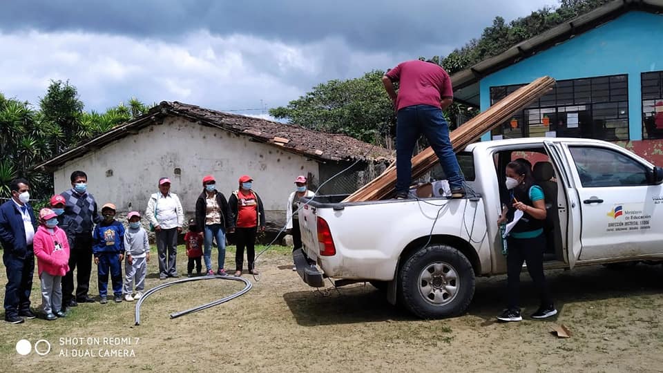 Seguimos gestionando recursos para fortalecer los procesos educativos. Llegamos al barrio #Tunas de la parroquia #Colaisaca en el cantón #Calvas. Ahí entregamos materiales de construcción, instrumentos de oficina e insumos de bioseguridad.
#PorAmorANuestraTierra