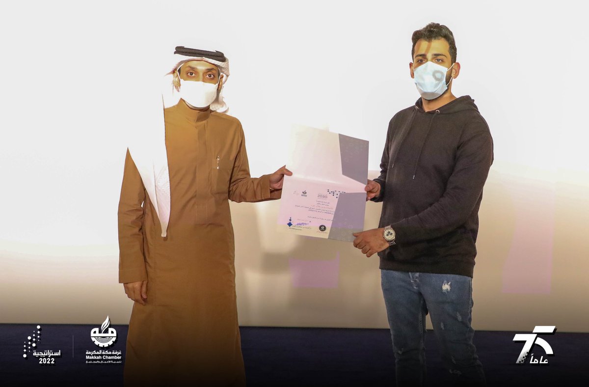 MakkahChamber's tweet photo. أقامت #غرفة_مكة ورشة عمل " التصوير الاحترافي " للتعريف بأساسيات وقواعد التصوير وشرح الأساليب المستخدمة في تصوير المنتجات بطريقة تسويقية إبداعية لدعم منتجات الأسر المنتجة قدمها المدرب أ. مؤمن غبرة، كما كرّم الأمين العام بالإنابة أ. عبدالله حنيف المدرب في ختام الورشة. https://t.co/BdPZ9cP5n3