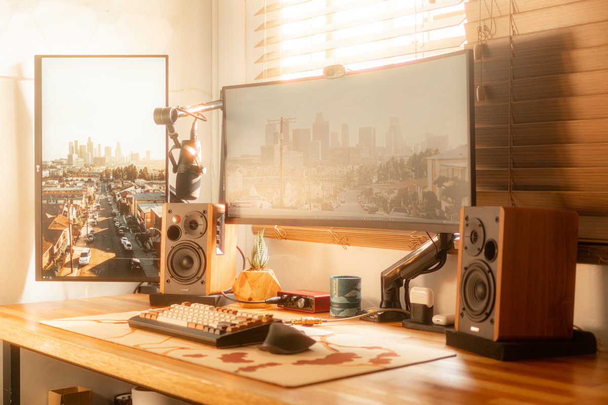 simbusped's tweet photo. [4K]
Sharing with you all my 2022 setup
Also, meet my cat CHIPS! 🧡🤎 https://t.co/TqWxIWkuTJ