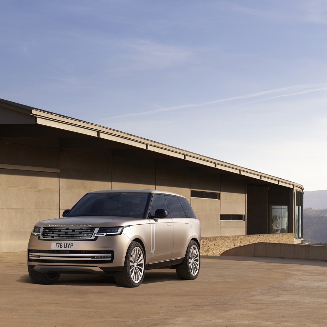 MyMotoringWorld's tweet photo. The mighty #RangeRover has been launched in India at a starting price of Rs 2.31 crore (ex-showroom). It is available in three trims: SE, HSE, Autobiography, First Edition and the range-topping SV variant,
(1/3)
@landroverindia #LandRoverRangeRover #2022RangeRover #LandRover https://t.co/V7fsiGG3cU
