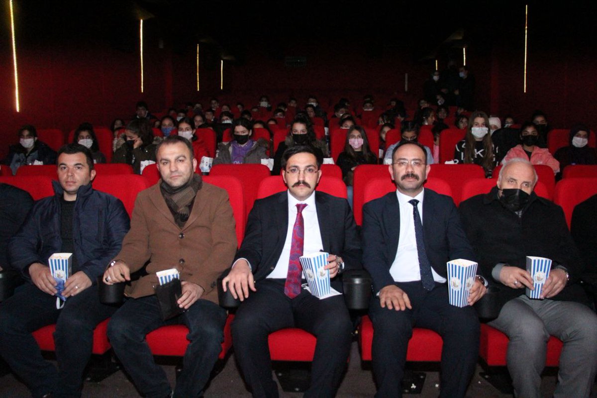 TC_imranli's tweet photo. Öğrencilerimiz Sinemayla Buluşuyor 🎬

Sivas İçin 700 Fikir 700 Proje kapsamında başlatılan "Öğrencilerimiz Sinema İle Buluşuyor" projesi kapsamında Kaymakamımız Hüseyin Çamkerten, öğrencilerimiz ile birlikte 'İyi ki Varsın Eren, Kesişme' filmini izlediler. https://t.co/THG661eqM1