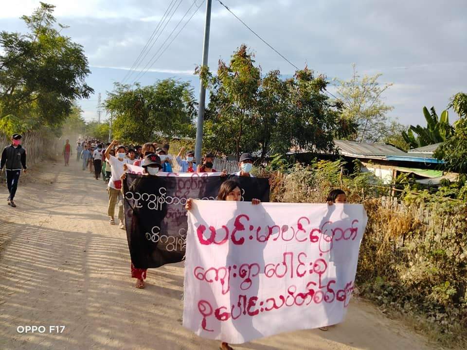 SAITHETSHINE1's tweet photo. Locals from three villages in northen part of YinMarBin march to protest Fascist military. From elders to children, all generations join the strike and oppose junta.

#CrimesAgainstHumanity
#2022Jan12Coup
#WhatsHappeningInMyanmar https://t.co/QxvEcQF4Zh