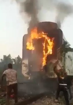 RT @Naija_PR: Nigeria railways is set to punish worker who leaked Warri-Itakpe train fire mishap video https://t.co/hms4gT44jR