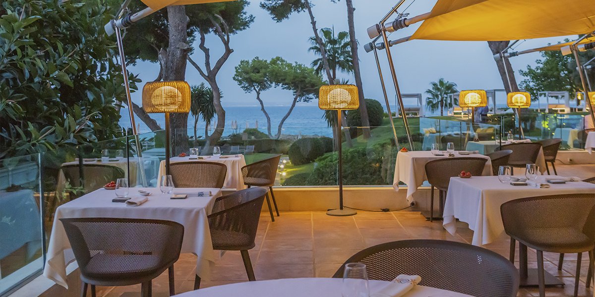 Our restaurant is located in the ideal setting to savour and taste every element of the Mediterranean. A place as privileged as <a href="/HotelDeMarGM/">Hotel de Mar, a Gran Meliá Hotel</a>. 

#ALifeWellLived