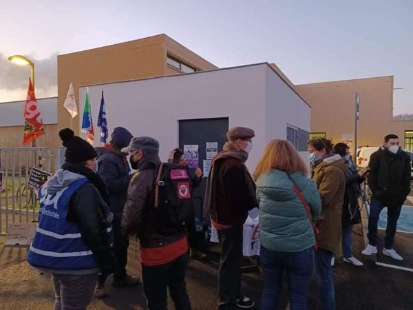 Ce matin,  présent.es et nombreu.ses.x au café solidaire organisé par les écoles Bastide et Dottin. Cette solidarité exprime le souhait d'accueillir sans attendre, celles et ceux qui ont cherché refuge dans notre pays. 
#DeconfinonsLeursDroits ✊