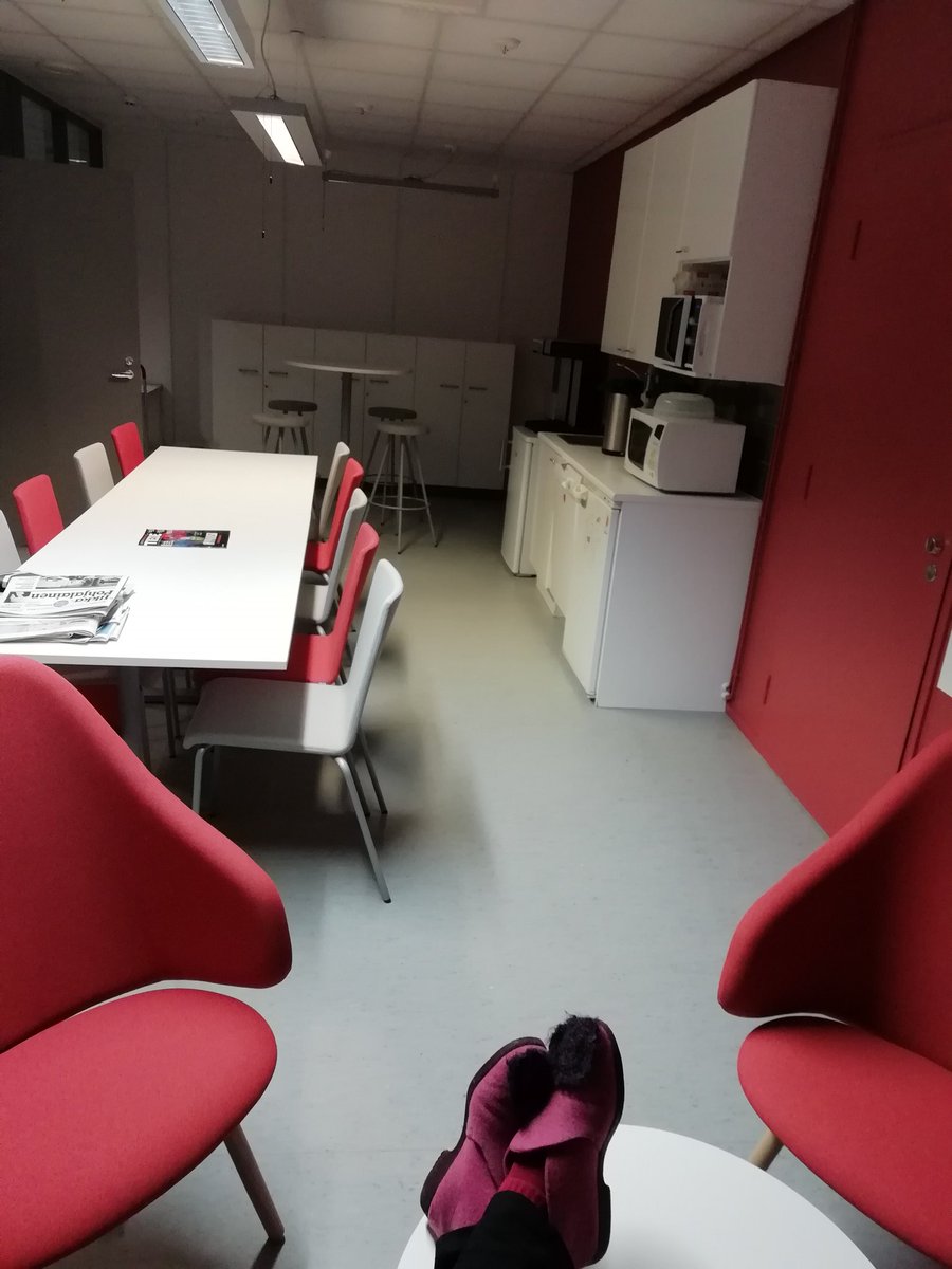 Epanetverkosto's tweet photo. Meidän uudistettu taukotila näyttää kutsuvalta. Nyt pitää enää päästä koronasta eroon, niin saadaan kaffepausseilla ja lounasaikaan tupa täyteen. #Epky #Epanet #UCS #kesäyliopisto https://t.co/LFStwtbutA